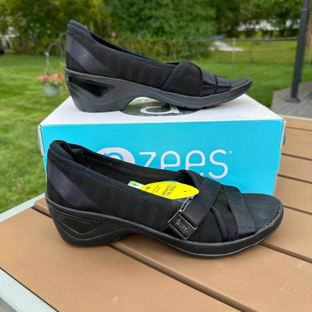 Bzees Kitten Black Wedge Peep Toe Shoes size 8M